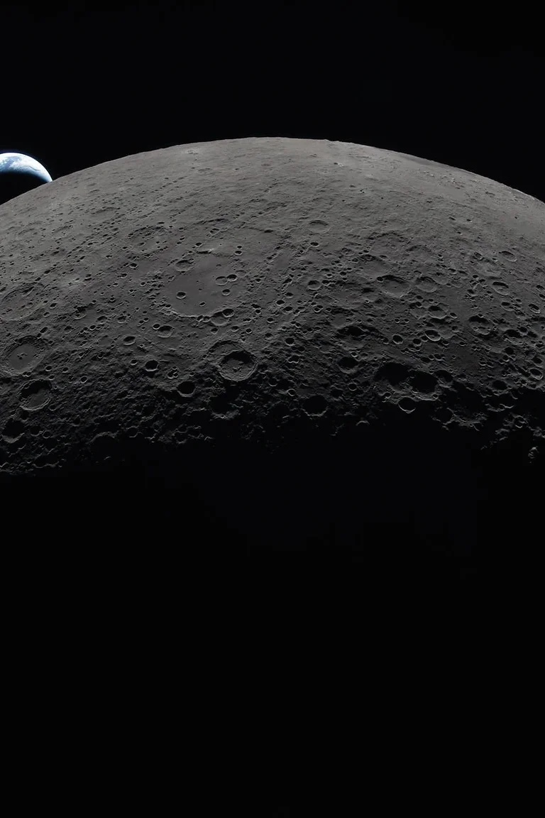 Mond vor Erde —Artemis II / NASAart